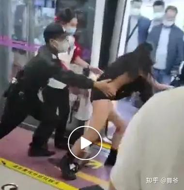 西安地铁被拖拽内衣还在吗