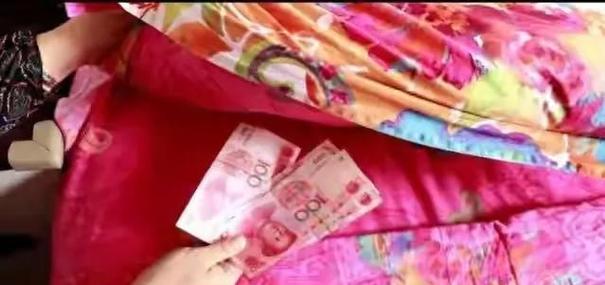 枕头下放几张100元钱好