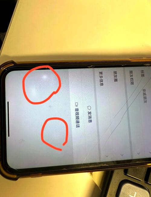 手机亮斑是什么样子