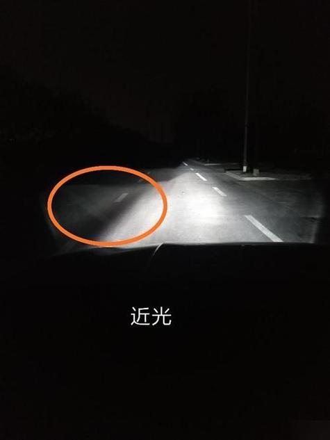 为什么左前大灯有一块阴影图标