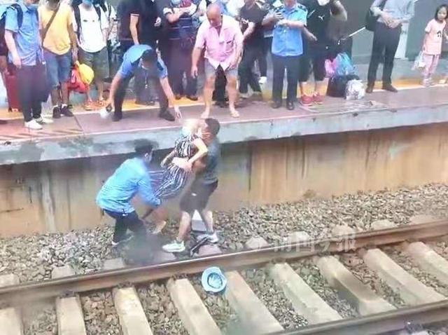 掉到地铁轨上怎么办