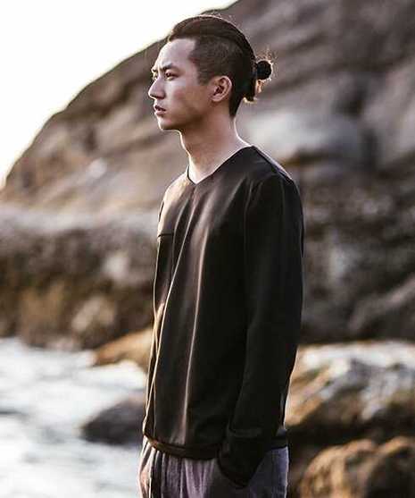 男生头顶扎辫子发型叫什么