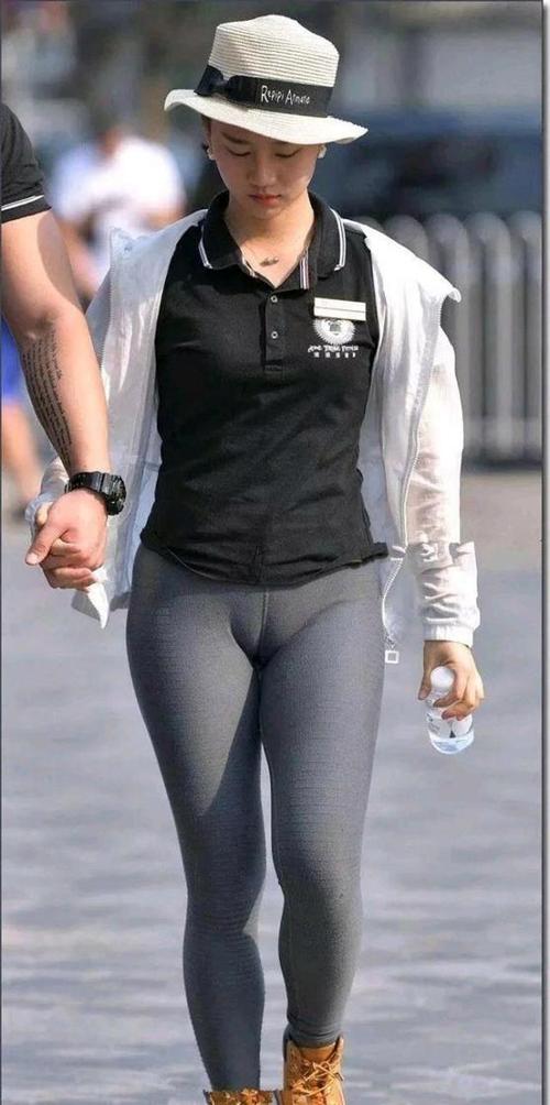 街拍女人的尴尬坐姿