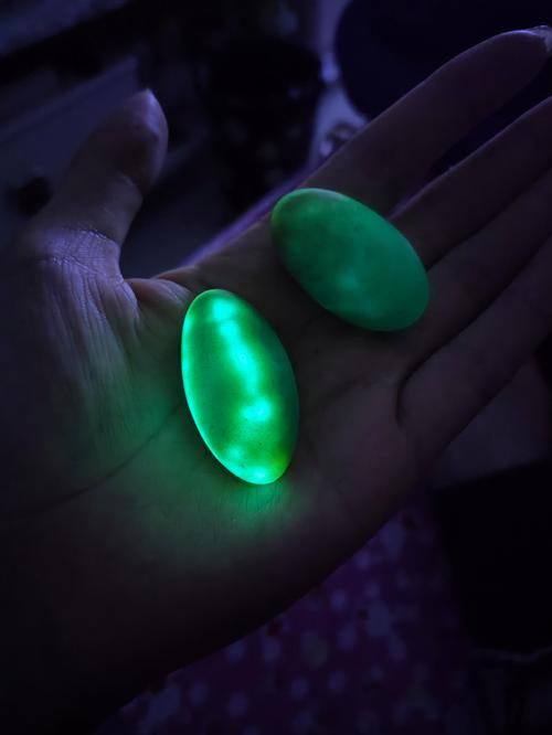 有天然的夜光石头吗