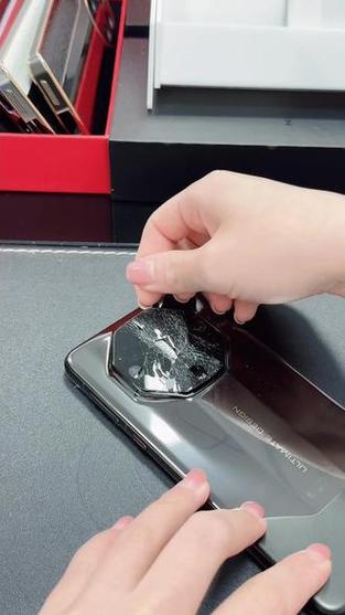 怎么样换钢化膜
