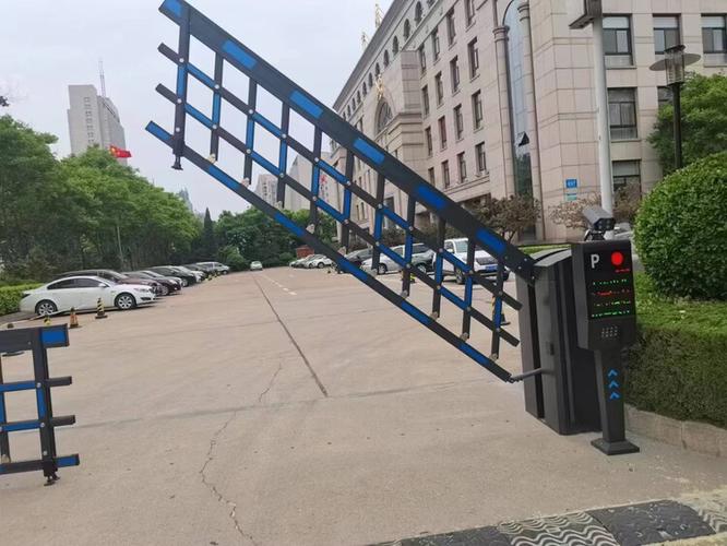 道闸杆落下又自动升起来
