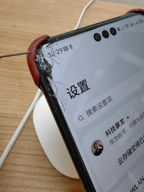 如何分辨是屏幕碎了还是钢化膜碎了