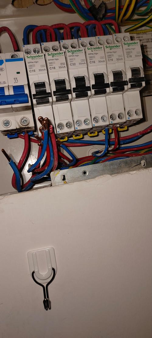 led灯管装上去后跳闸