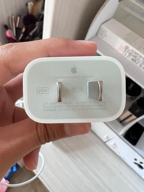 苹果11充电口两边的孔是什么