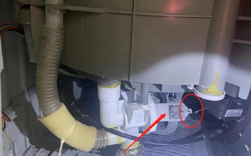 海尔滚筒排水阀拆卸方法