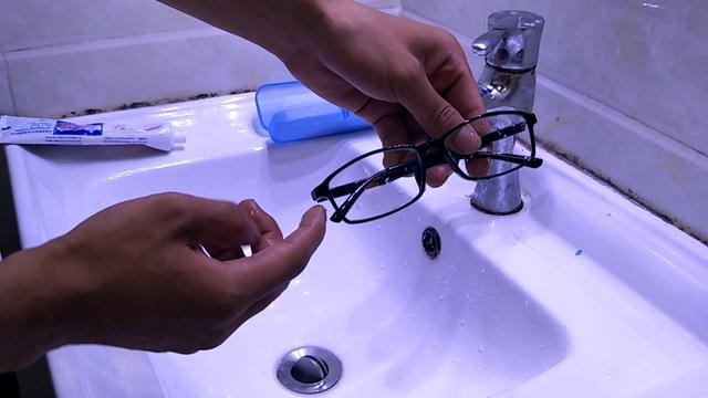 瞄准镜里面镜片脏了怎么清理