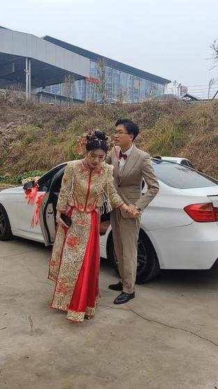一堆新娘追新郎