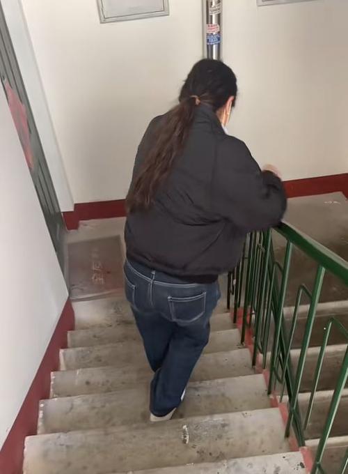 走路靠墙壁
